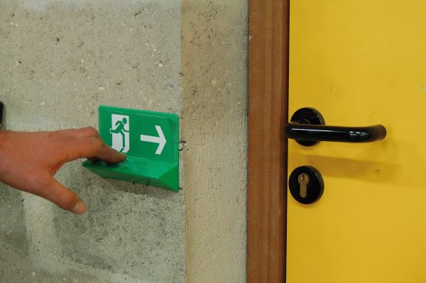 Issue de secours braille vers le coté